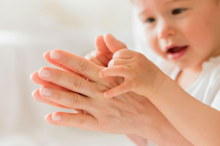 Why Does My Thumb Hurt When I Lift My Baby, Text, or Open a Jar?